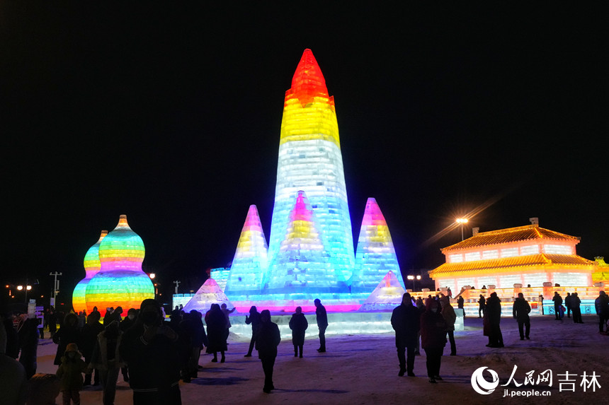 12月29日，“冰雪吉林 魅力遼源”第四屆遼源冰雪季拉開帷幕，60余組冰雪雕亮相。人民網記者 李洋攝