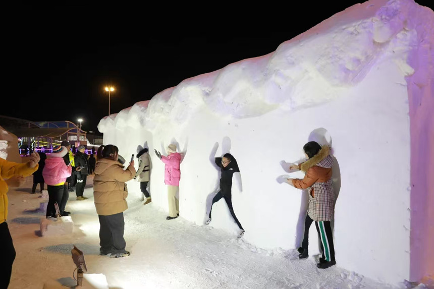 游客在冰雪樂園中感受冰雪樂趣。（遼源市委宣傳部供圖）