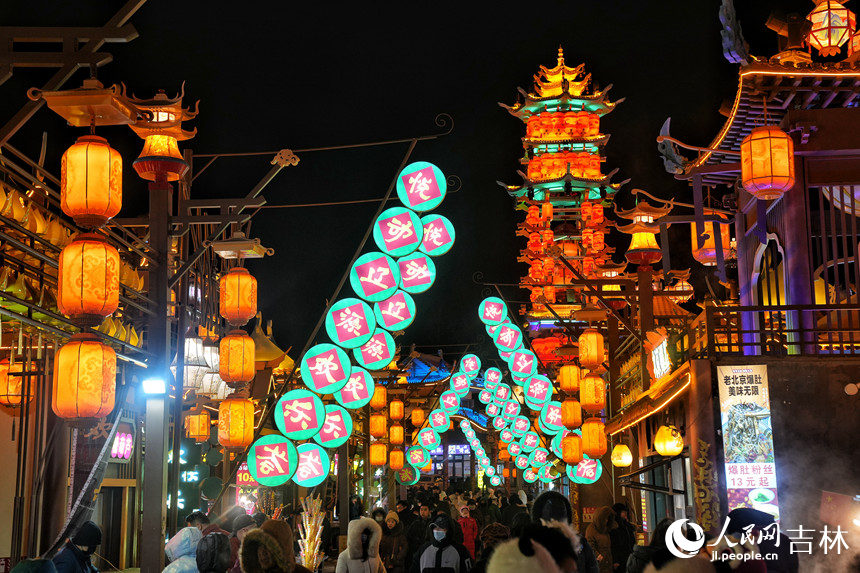 冰雪街區(qū)點(diǎn)亮華燈，熱鬧非凡。人民網(wǎng)記者 李洋