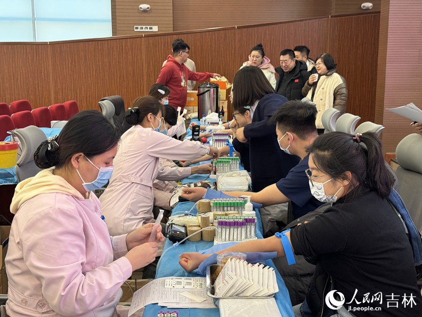 醫護人員正在為無償獻血者采血。人民網記者 李思玥攝