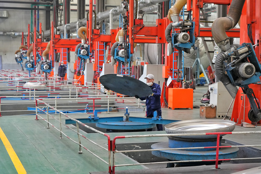 技術工人在吉林楚天華通醫藥設備有限公司容器生產車間忙碌。人民網記者 李洋攝