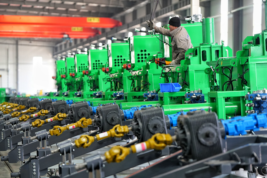 在吉林天朗農業(yè)裝備有限公司裝配車間，技術工人正在對農業(yè)機械進行檢查調試。人民網(wǎng)記者 李洋攝