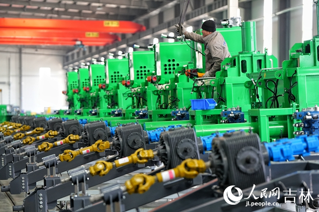 吉林天朗農(nóng)機裝配車間。人民網(wǎng)記者 李洋攝