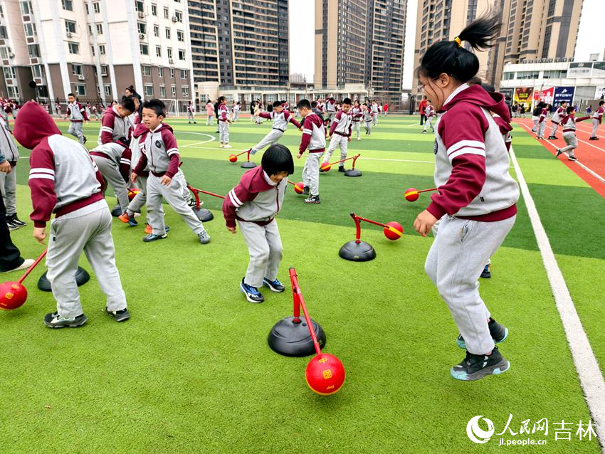 中高年級(jí)學(xué)生利用空中操場(chǎng)盡情玩耍。人民網(wǎng)記者 關(guān)思聰攝