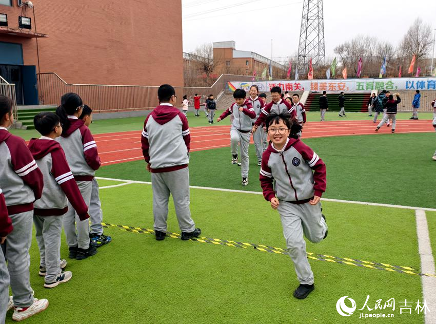 中高年級(jí)學(xué)生利用空中操場(chǎng)盡情玩耍。人民網(wǎng)記者 關(guān)思聰攝