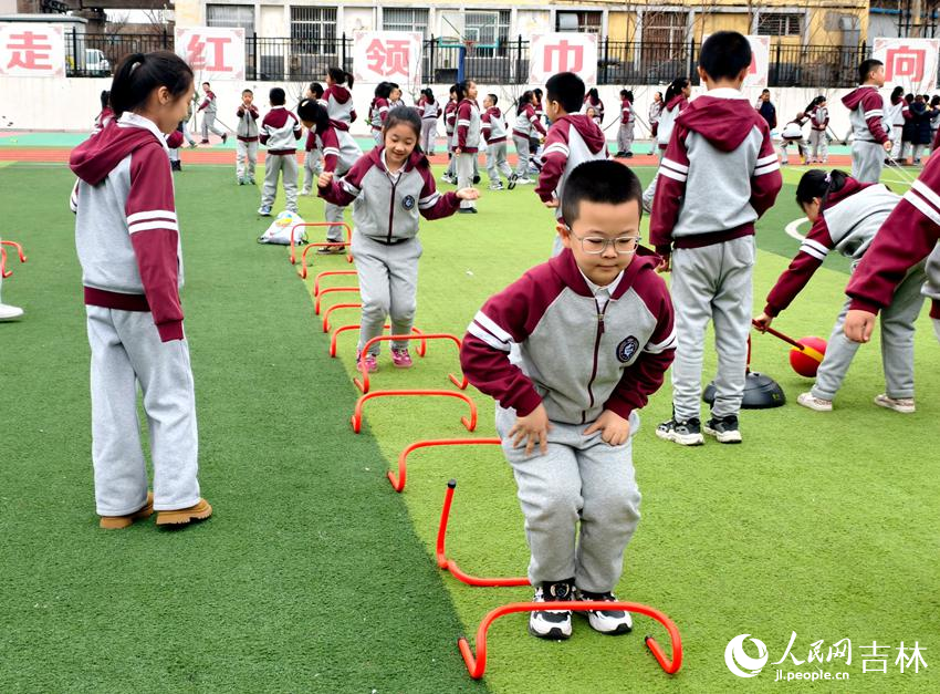 中高年級(jí)學(xué)生利用空中操場(chǎng)盡情玩耍。人民網(wǎng)記者 關(guān)思聰攝