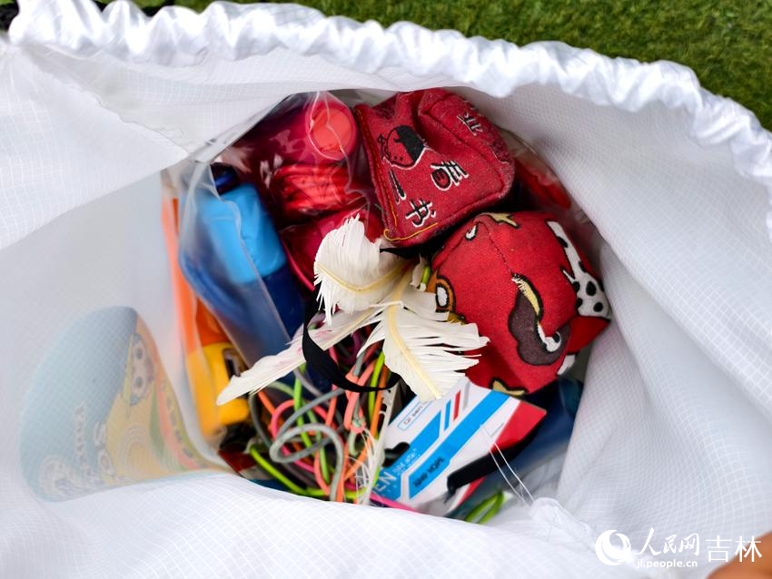 東安實(shí)驗(yàn)學(xué)校為每個(gè)班級(jí)配備的體育包。人民網(wǎng)記者 關(guān)思聰攝