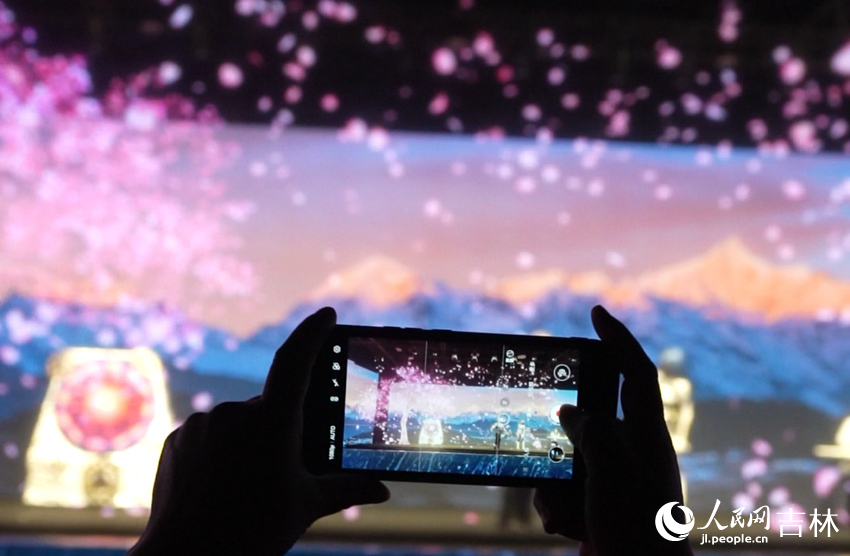 現(xiàn)場觀眾用手機(jī)記錄下劇目的精彩瞬間。邱茜攝