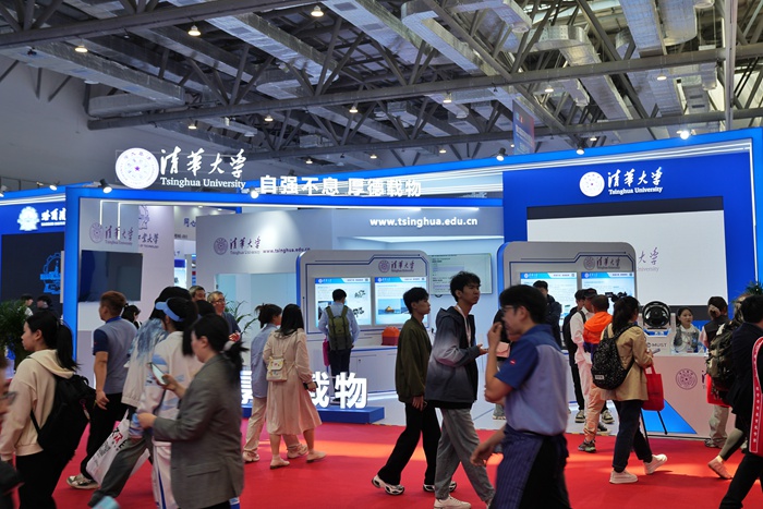 眾多高校在博覽會上展示前沿創新成果。人民網記者 李洋攝