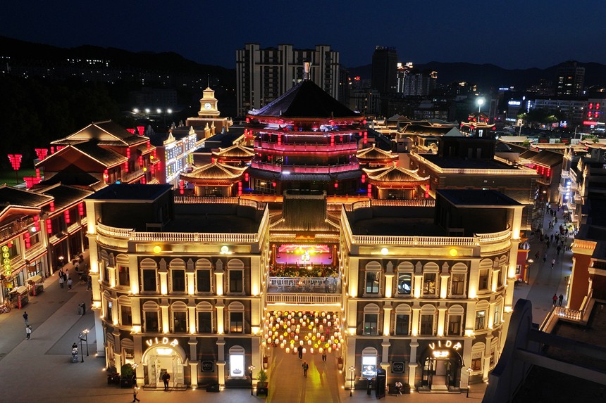 夜晚的龍興里文旅小鎮熱鬧精彩。人民網記者 李洋攝