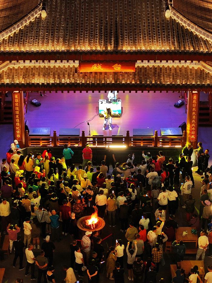 游客在小鎮戲臺前欣賞表演。人民網記者 李洋攝