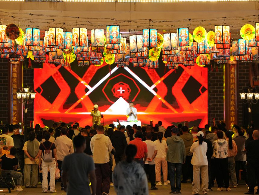 游客在龍興里文旅小鎮欣賞表演。人民網記者 李洋攝