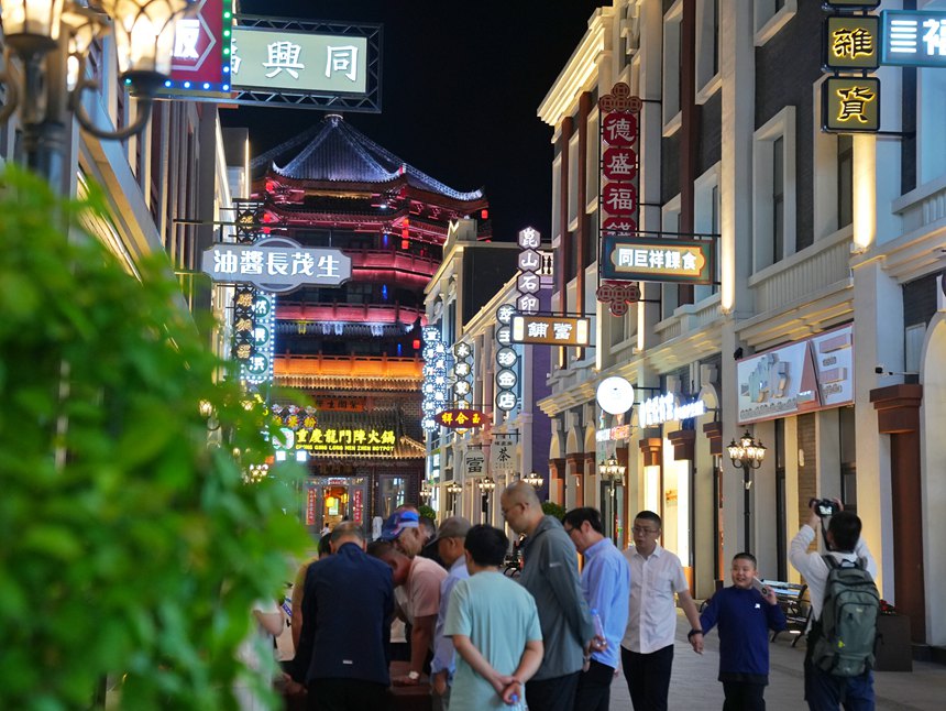 游客在龍興里文旅小鎮游玩。人民網記者 李洋攝