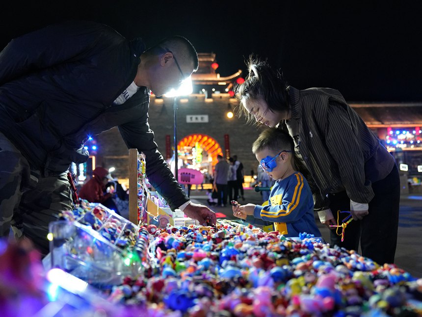 小朋友在龍興里文旅小鎮游玩。人民網記者 李洋攝