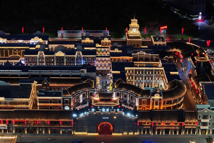 夜晚的龍興里文旅小鎮夜色迷人。人民網記者 李洋攝