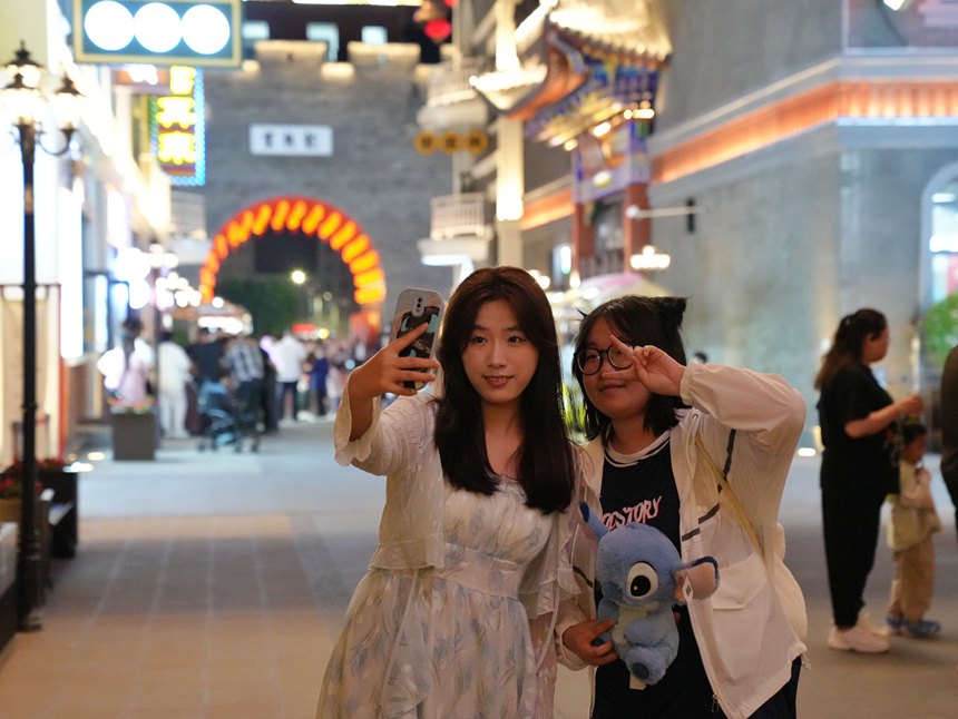 游客在龍興里文旅小鎮合影留念。人民網記者 李洋攝