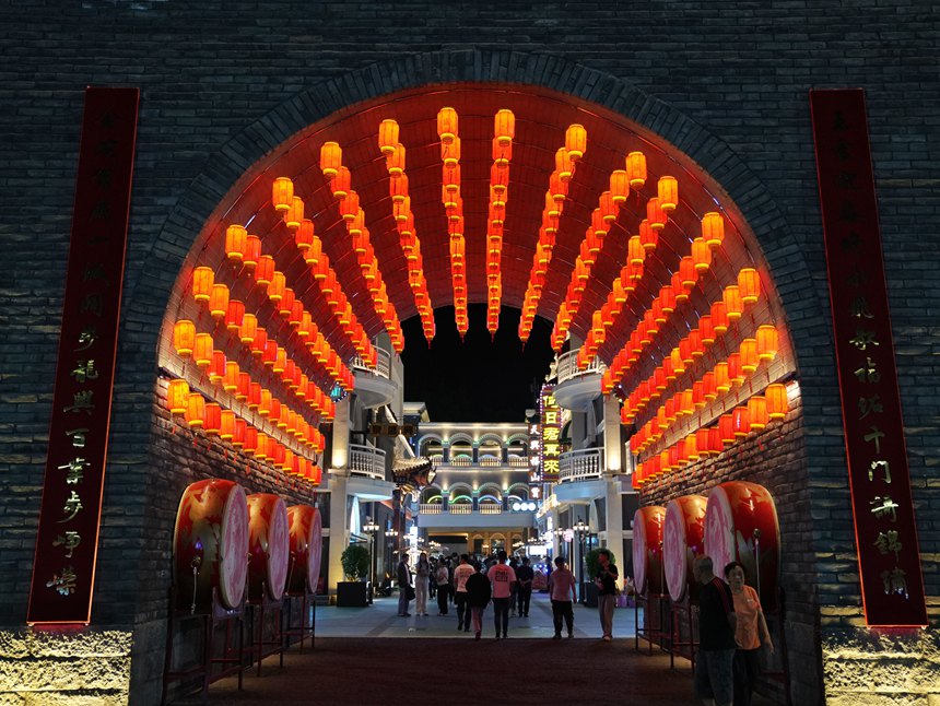 游客在龍興里文旅小鎮游玩。人民網記者 李洋攝