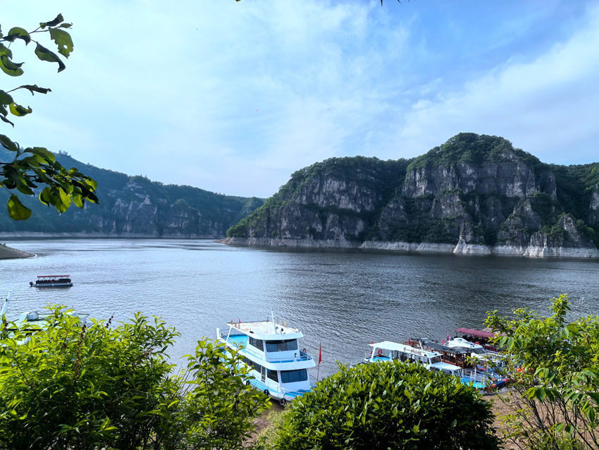 在仁義砬子碼頭遠(yuǎn)眺，景色美不勝收。人民網(wǎng)記者 王海躍攝