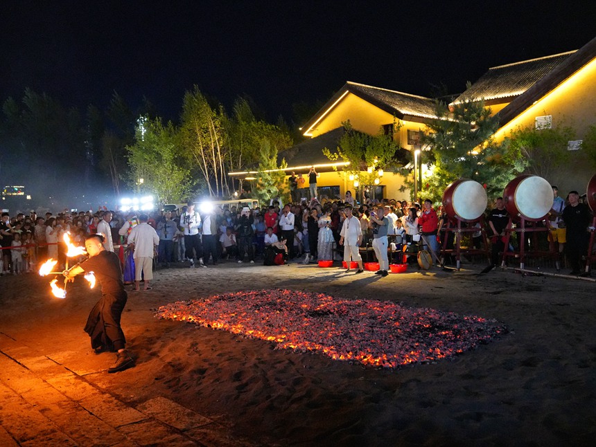 景區(qū)內(nèi)上演的非遺表演，吸引著大批游客前來(lái)觀看。人民網(wǎng)記者 李洋攝