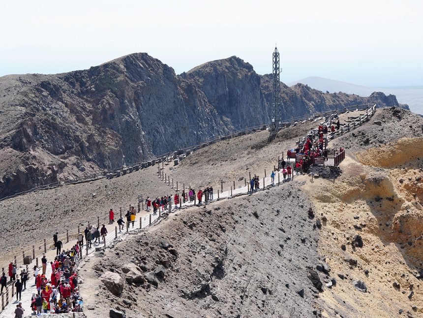 開冰景象吸引著大量游客前來觀賞。人民的記者 李洋攝