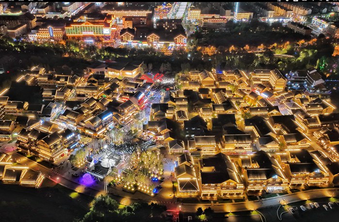 夜色中的長白山恩都里文旅社區(qū)。人民網(wǎng)記者 李洋攝