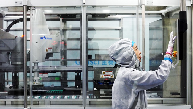 長春高新旗下醫藥企業生產車間，生產人員在控制制藥設備。人民網記者 李成偉攝