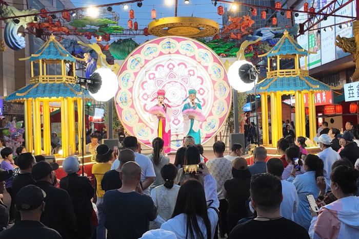 四平市仁興里沉浸式文旅街區上演二人轉表演。