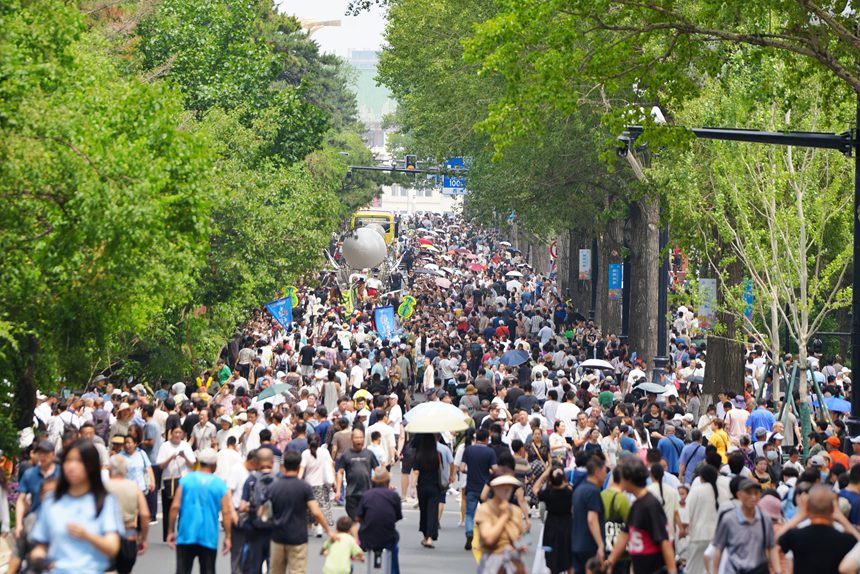 長春新民大街歷史文化街區(qū)開街當(dāng)天，吸引了大批游客前來打卡。人民網(wǎng)記者 李洋攝