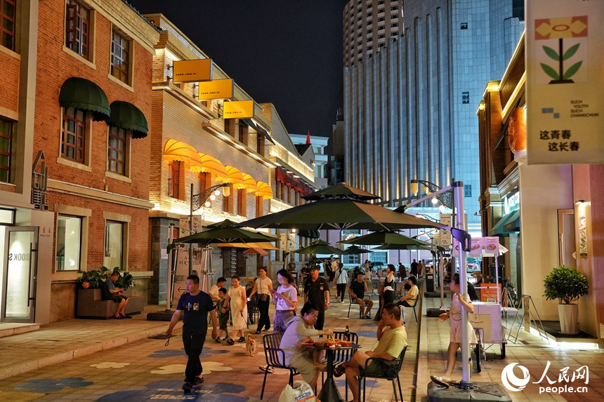 在長春春京西文旅街區，多元的夜間消費場景吸引著市民游客打卡。人民網記者 李洋攝