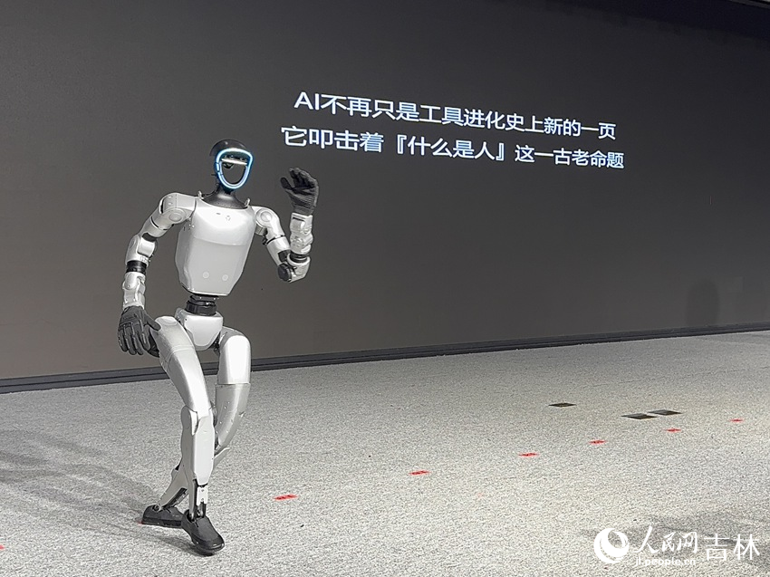 會上，企業展示了自主開展“程序研發、場景訓練”的機器人創新成果。人民網記者 李思玥攝