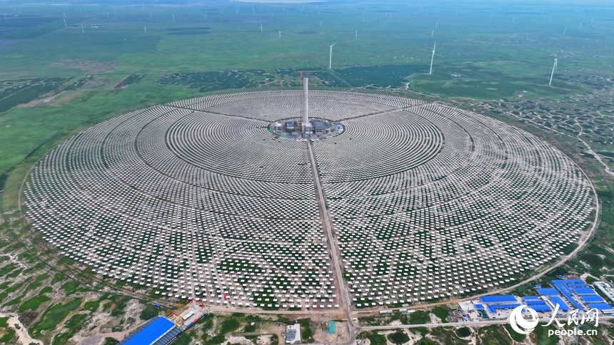 7月26日，吉西基地魯固直流140萬千瓦外送項目1單元光熱100MW工程正加緊施工。人民網記者 李洋攝