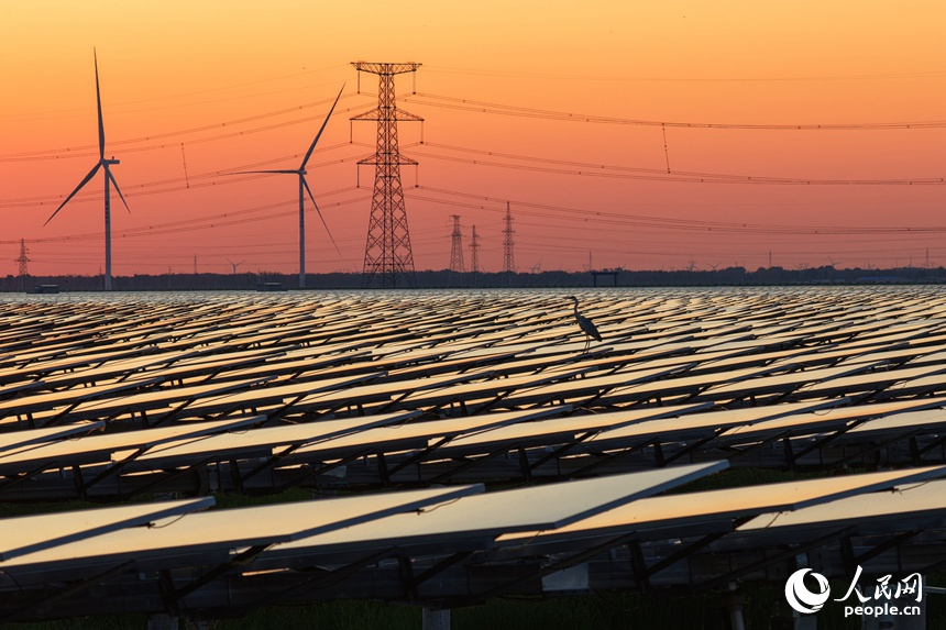 夕陽下，吉林大安”風光“無限美。大安吉電綠氫能源有限公司供圖