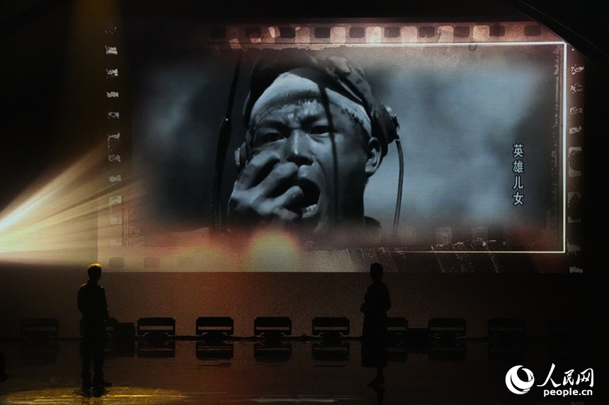 （4）開(kāi)幕式上重現(xiàn)長(zhǎng)春電影制片廠(chǎng)經(jīng)典影片片段。人民網(wǎng)記者 李洋攝