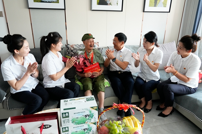 寧鳳蓮帶領白山方大集團志愿者看望抗戰老兵劉光明