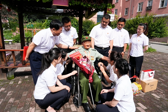 白山方大集團志愿者走訪慰問抗戰老兵任瑞連