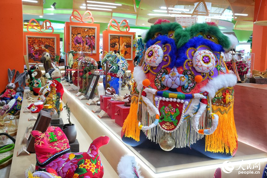 “吉林巧姐”創作的手工藝品。人民網記者 李洋攝