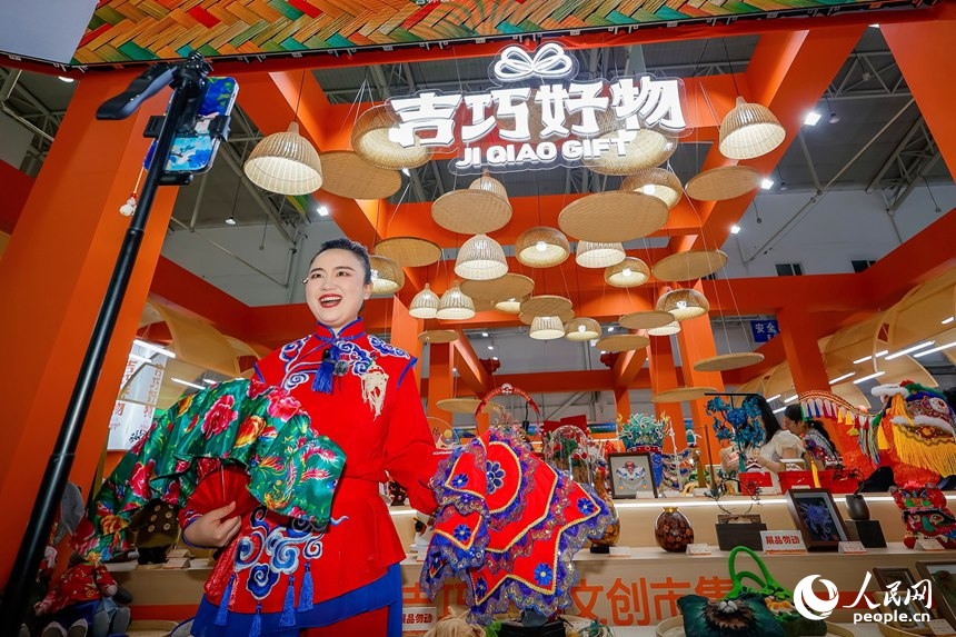 “吉林巧姐”通過電商平臺，線上拓寬銷路。人民網記者 李洋攝