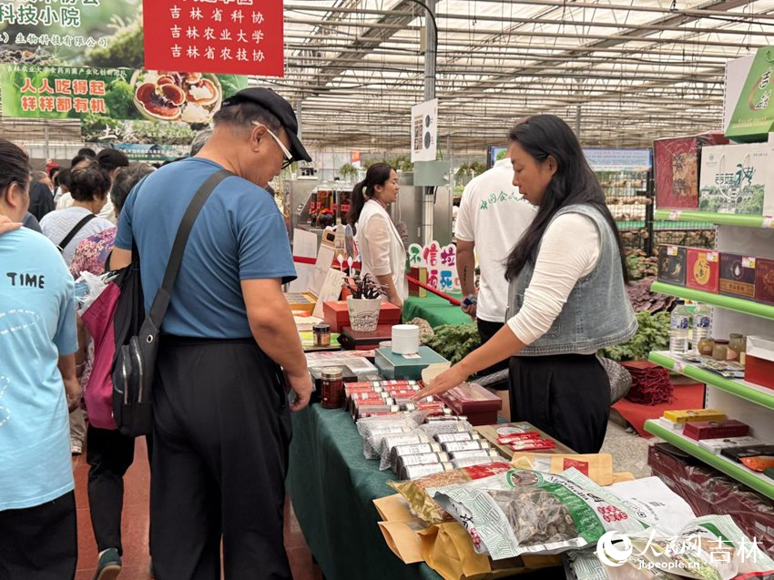 各類菌菇制成的食品、保健品吸引了市民游客的目光。人民網(wǎng)記者 李思玥攝
