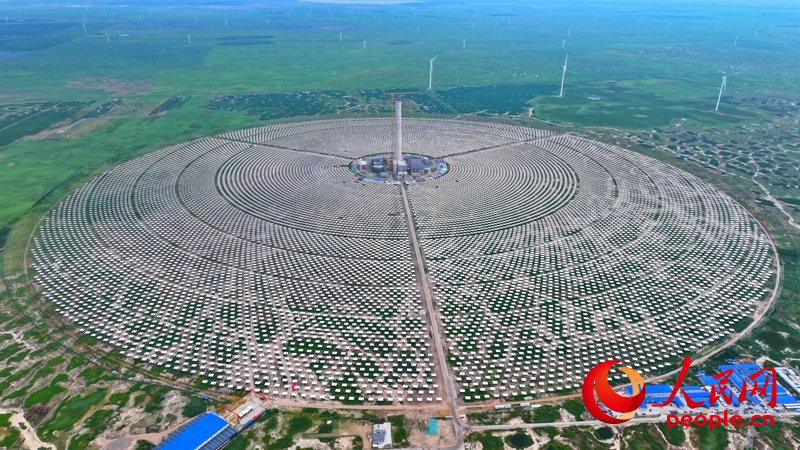 7月26日，吉西基地魯固直流140萬千瓦外送項目1單元光熱100MW工程正加緊施工。人民網記者 李洋攝