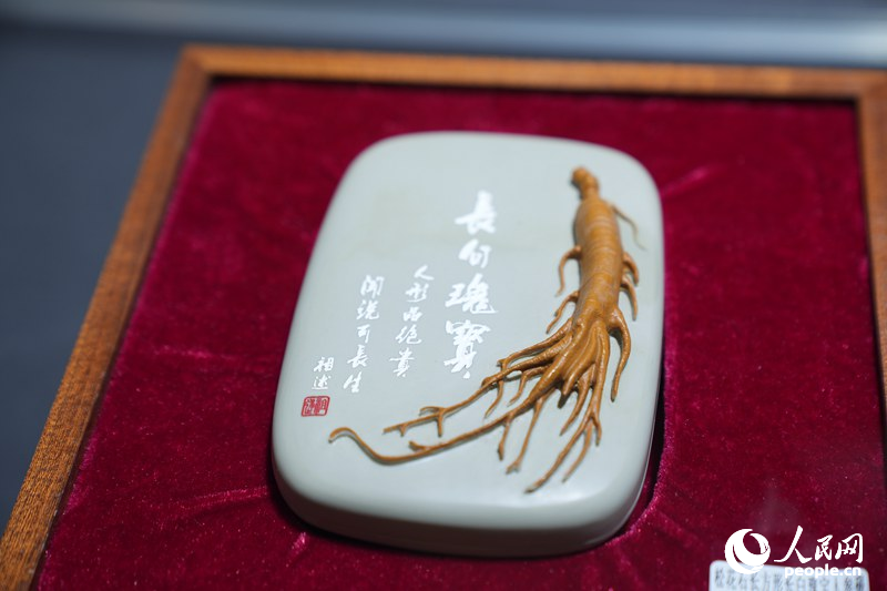 第十五屆中國(guó)—東北亞博覽會(huì)上展示的吉林松花石文創(chuàng)產(chǎn)品。人民網(wǎng)記者李洋攝