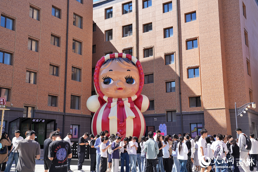 學生們紛紛參加線下答題活動。人民網記者 李洋攝