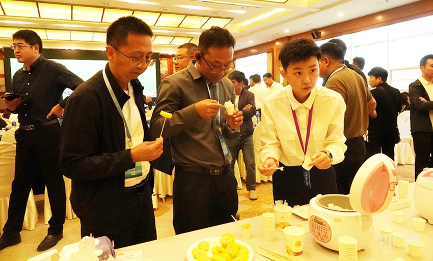 參會嘉賓試吃產品(舒震 攝)