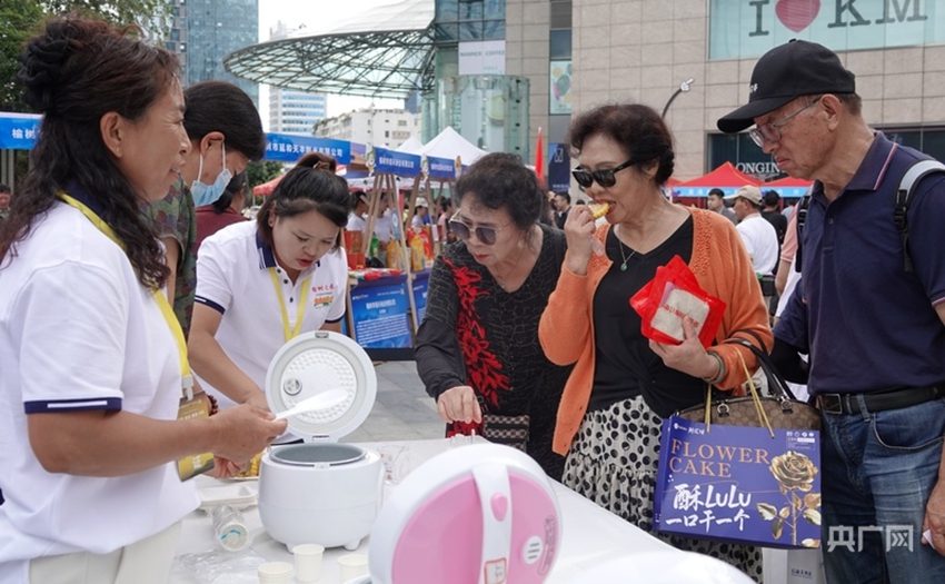 群眾試吃(舒震 攝)
