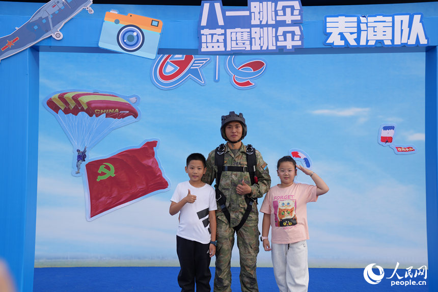 2025年空軍航空開放活動和長春航空展迎來首個公眾日。人民網記者 李洋攝