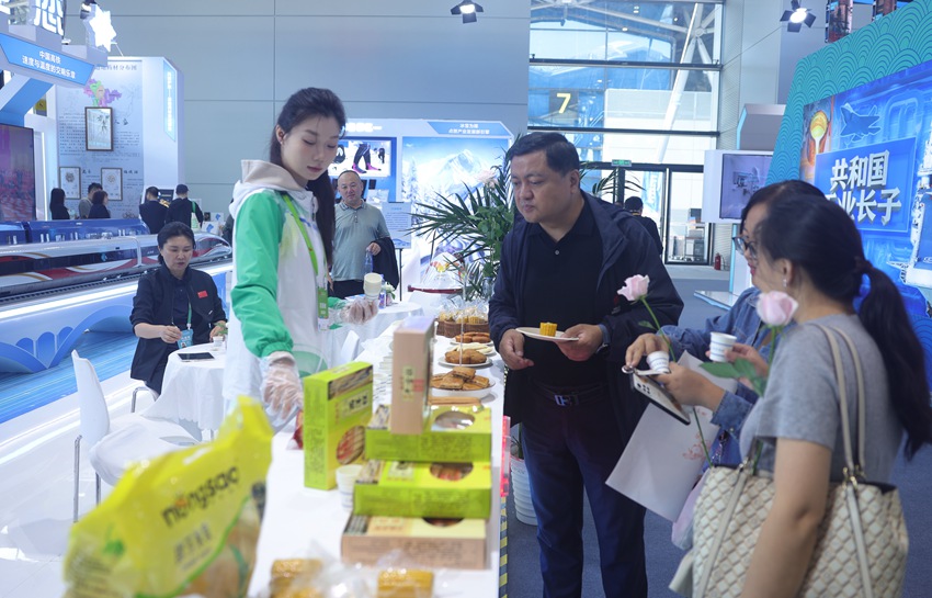 吉林香甜軟糯的玉米極具吸引力。人民網(wǎng)記者 王海躍攝