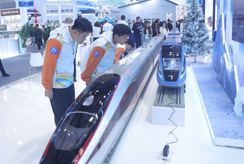 大賽參賽選手在吉林“智造”的高鐵模型前駐足。樊世才攝