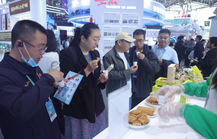 游客現(xiàn)場品嘗吉林特色糕點。人民網(wǎng)記者 王海躍攝