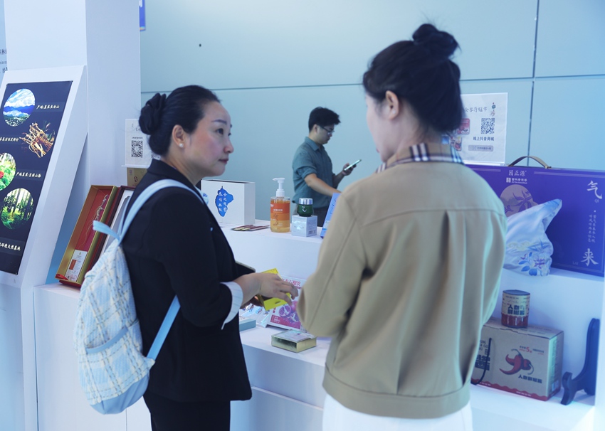 游客在吉林人參等道地藥材精深加工品展位前咨詢。張羽攝