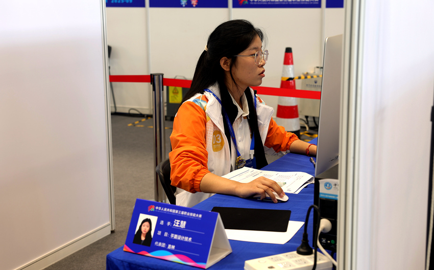 長春科技學(xué)院視覺藝術(shù)學(xué)院平面設(shè)計(jì)專業(yè)學(xué)生汪慧正在參加平面設(shè)計(jì)技術(shù)項(xiàng)目比賽