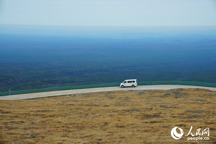 通往長白山天池的公路上，遠眺是茫茫的長白林海。人民網記者 李洋攝